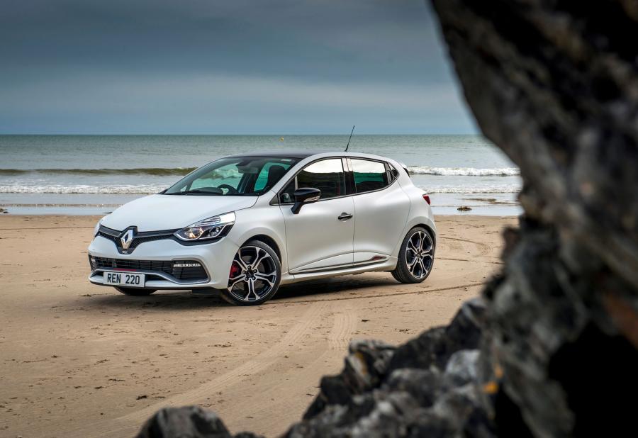  Renault Clio R.S. 220 Trophy 2015 года  (фото 43 из 48)